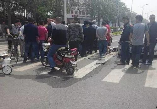 车祸现场的吃瓜群众视频,吃瓜群众视频记录惊魂一幕