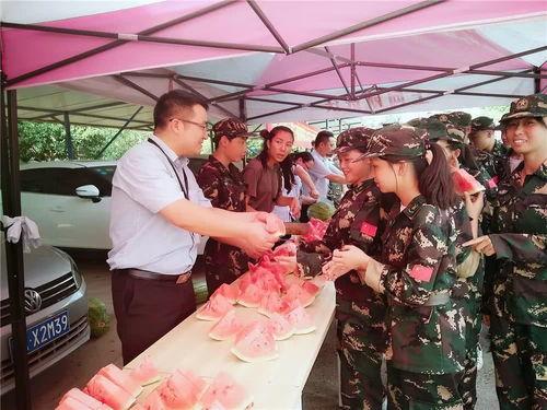 吃瓜群众走秀照片高清图,吃瓜群众捕捉时尚风采