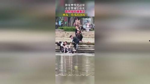 绑匪吃瓜群众视频播放,吃瓜群众围观网络奇观