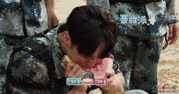 拍摄花絮三人吃瓜群众视频,明星三人组现场吃瓜，趣味互动引网友热议