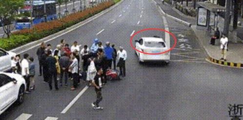 吃瓜群众出车祸,现场情况令人揪心