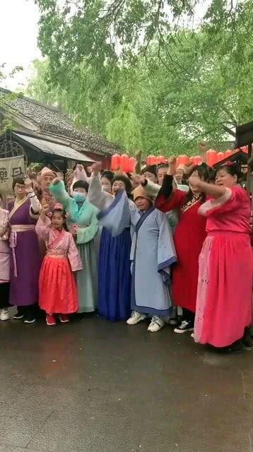 一群吃瓜群众表演,一场全民参与的表演盛宴